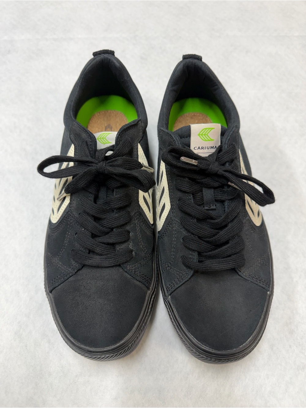 Cariuma Men’s Black & Cream Low-Top Sneakers with Green Insole